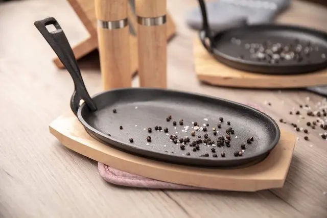 Patelnia żeliwna na desce 23x14cm Banquet - obrazek 4