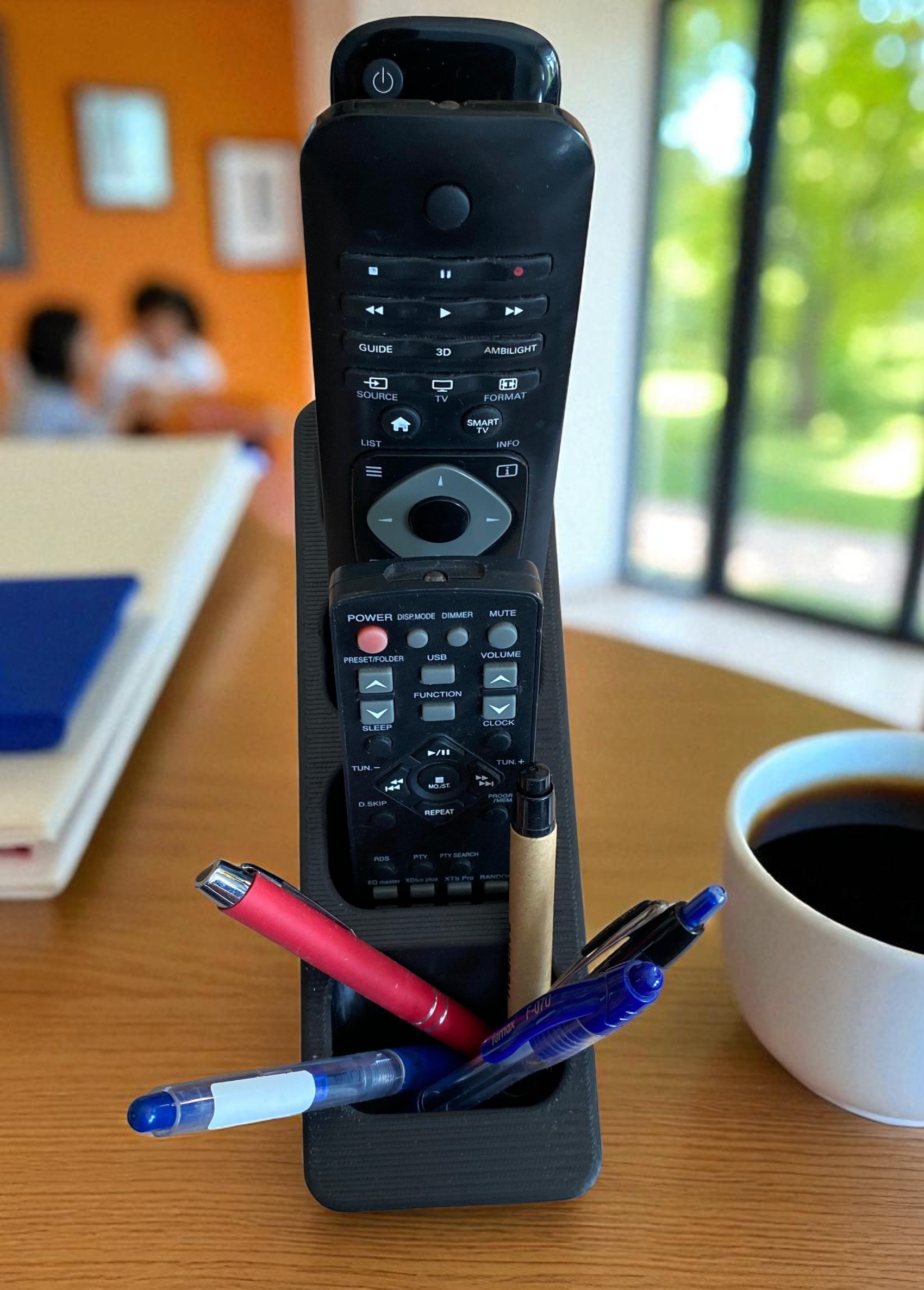 Organizer na piloty – stojak 3D na piloty do TV, dekodera i innych urządzeń - obrazek 3