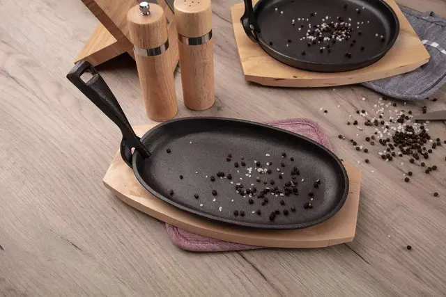 Patelnia żeliwna na desce 23x14cm Banquet - obrazek 6